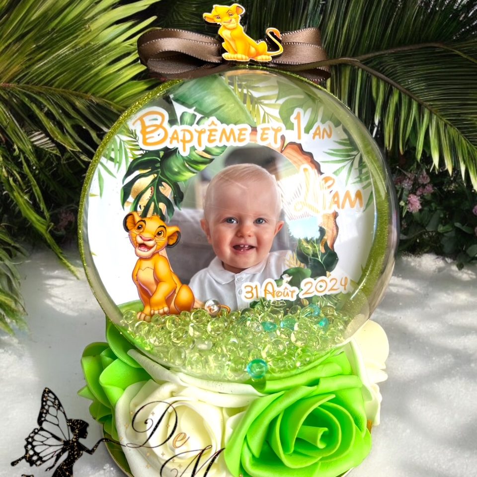boule centre de table Bouquet de fleurs avec un globe décoratif et une photo de bébé. Thème lion.