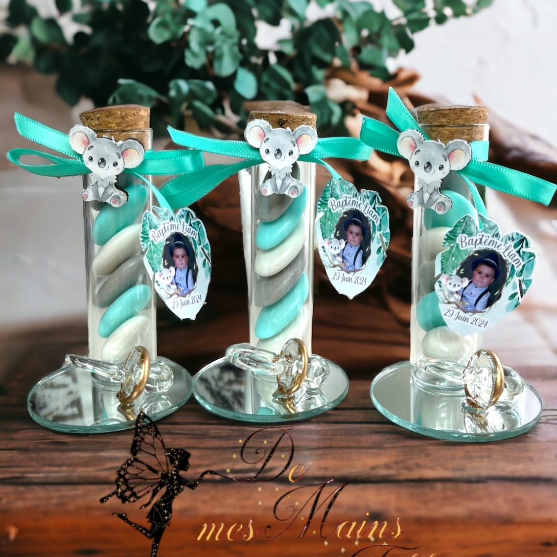 tube en verre tétine Trois tubes en verre contenant des bonbons, décorés de rubans et d'étiquettes personnalisées.