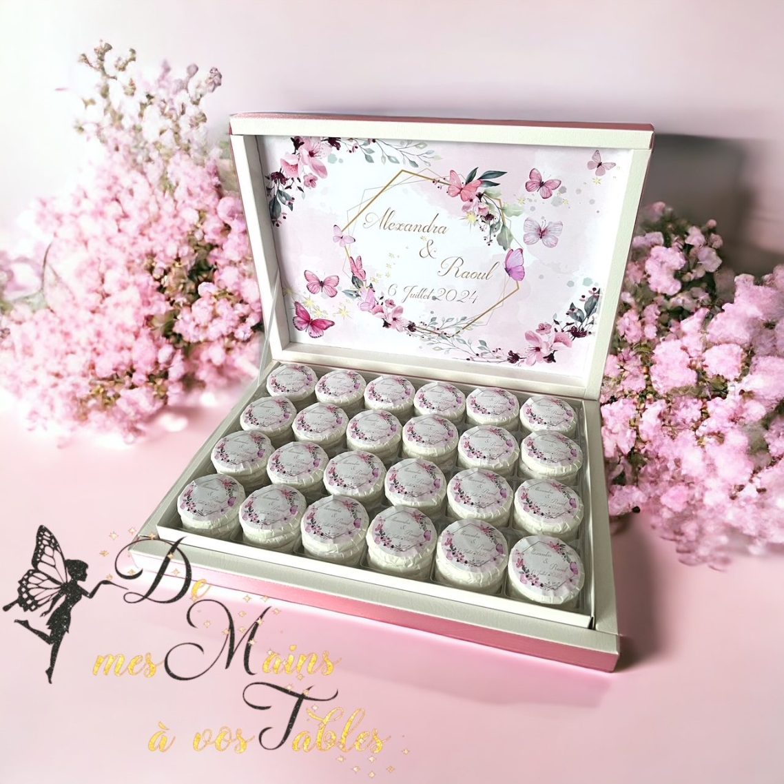 baguette dragées cœur Trois sucettes en forme de cœur avec des images d'enfants et des rubans roses.